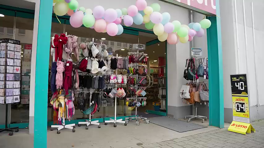 Ladenfront Bahnhofstraße 34 mit Pastellballon-Girlande zur Einschulung
